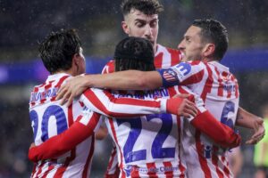 (I-D)Los jugadores del Atletico Giuliano Simeone, Koke, Ademola Lookman y Matteo Ruggeri durante el partido de la fase de acceso a octavos entre el Brujas y el Atlético de Madrid en Brujas, Bélgica.EFE/EPA/OLIVIER MATTHYS