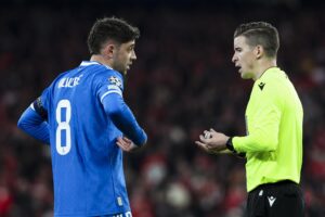 Federico Valverde y el árbitro durante el partido de la UEFA Champions League entre Benfica y Real Madrid en Lisboa, Portugal EFE/EPA/JOSE SENA GOULAO