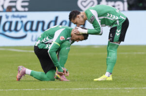 - Los jugadores del Real Betis Deossa y Antony durante el encuentro correspondiente a la jornada 22 de LaLiga EA Sports disputado entre el Real Betis y el Valencia CF en el estadio de La Cartuja en Sevilla. EFE/ José Manuel Vidal