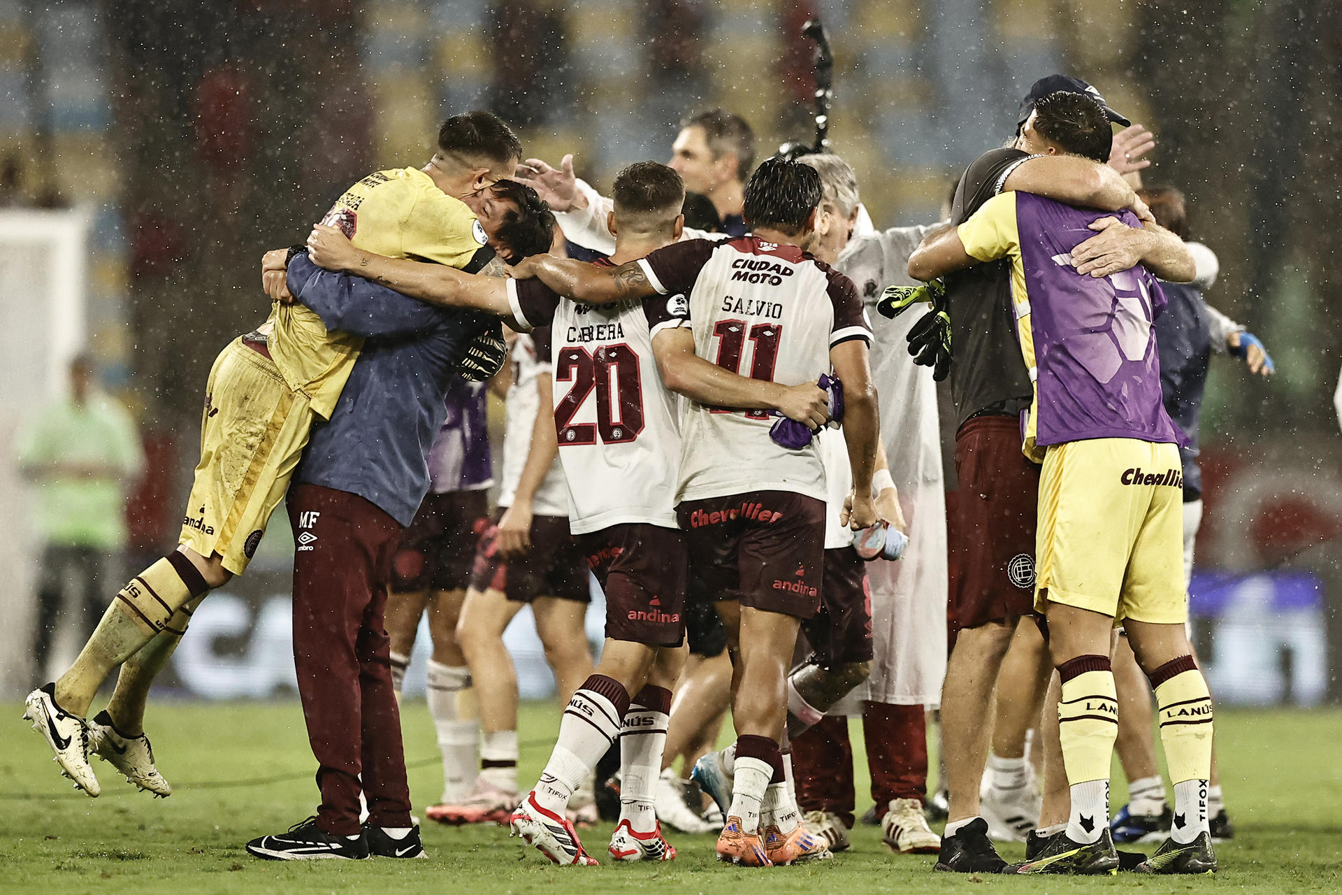 Jugadores de Lanús celebran este jueves al ganar la Recopa Sudamericana ante Flamengo en Rio de Janeiro (Brasil). EFE/ Andre Coelho