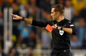 Imagen de archivo del arbitro francés Clement Turpin. EFE/EPA/TOLGA BOZOGLU