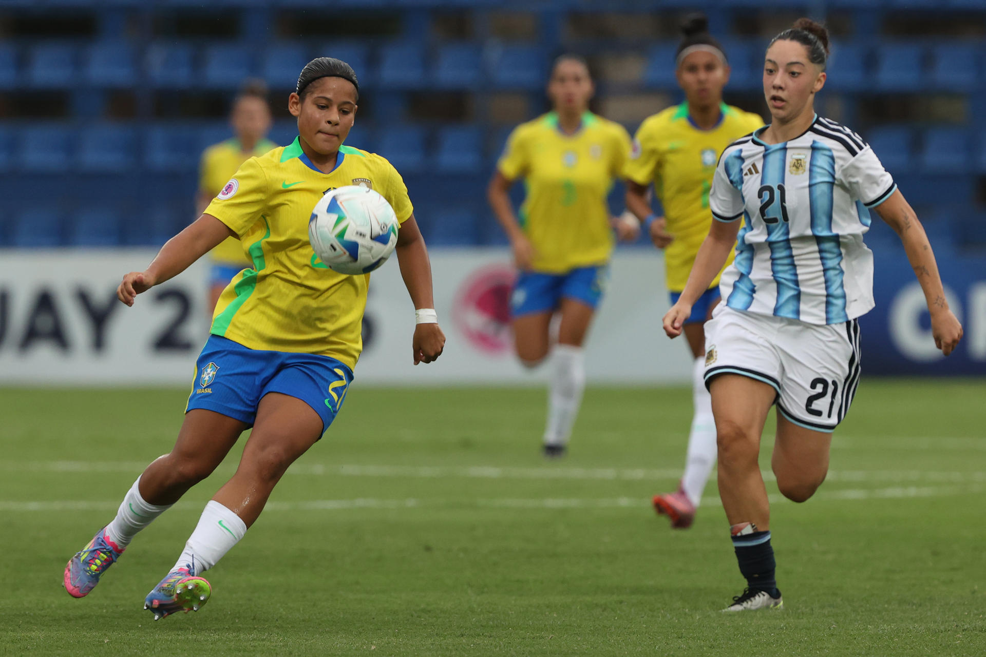 Emily (i), de Brasil, avanza ante la marca de Violeta Álvarez, de Argentina, en el Sudamericano Femenino Sub-20 en el estadio Luis Alfonso Giagni en Villa Elisa (Paraguay). EFE/Juan Pablo Pino 