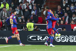 El defensa del Barcelona Ronald Araújo (c) celebra con Lamine Yamal (d) tras marcar el segundo gol, durante el partido de cuartos de final de la Copa del Rey que Albacete Balompié y FC Barcelona disputaron en el estadio Carlos Belmonte. EFE/Ismael Herrero