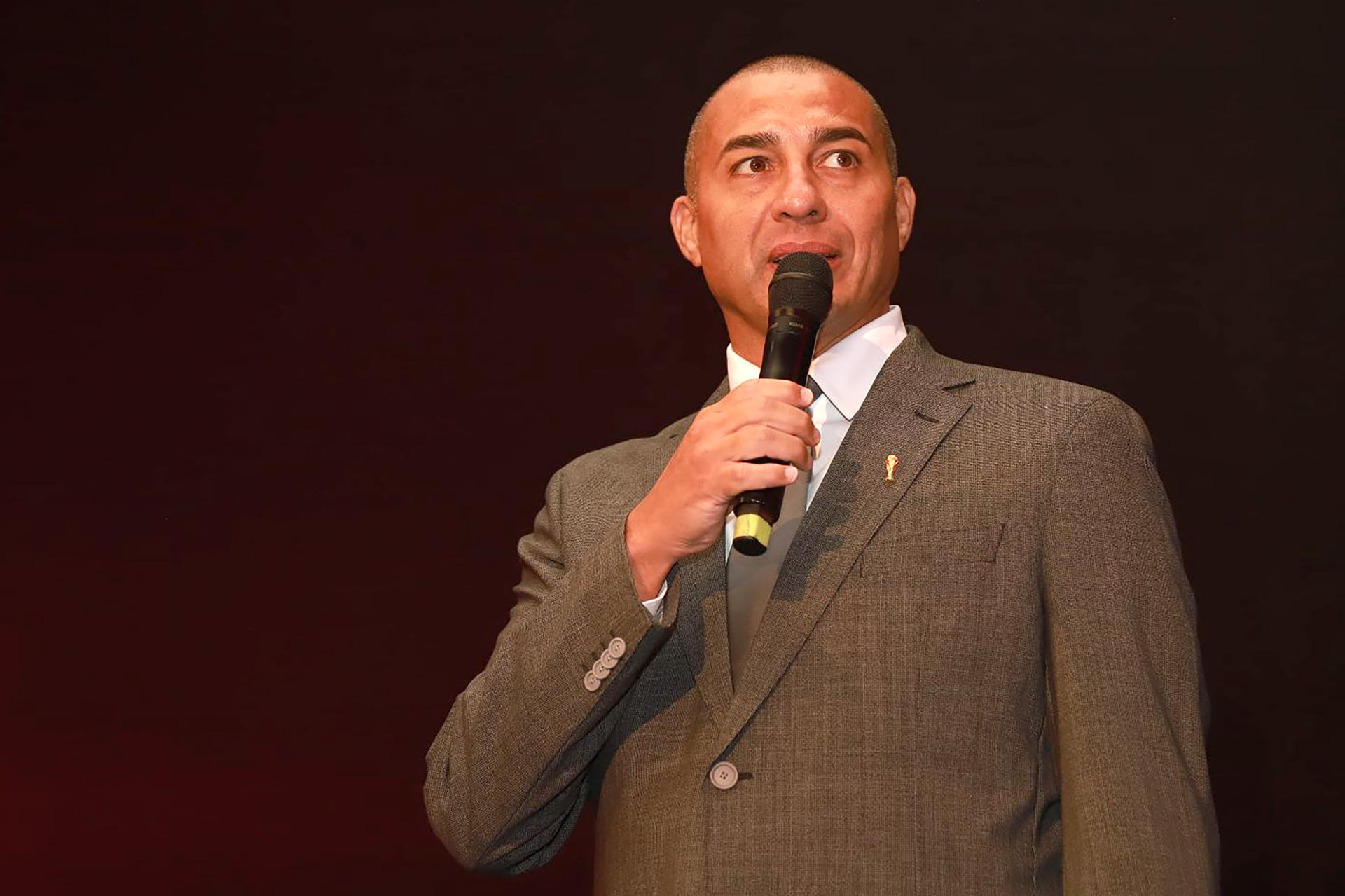 Fotografía cedida por Casa Presidencial de Honduras en la que se ve al exfutbolista franco-argentino David Trezeguet, durante la exhibición del trofeo original de la Copa Mundial de la FIFA en Tegucigalpa. EFE/ Casa Presidencial de Honduras /SOLO USO EDITORIAL/NO VENTAS/SOLO DISPONIBLE PARA ILUSTRAR LA NOTICIA QUE ACOMPAÑA (CRÉDITO OBLIGATORIO) 