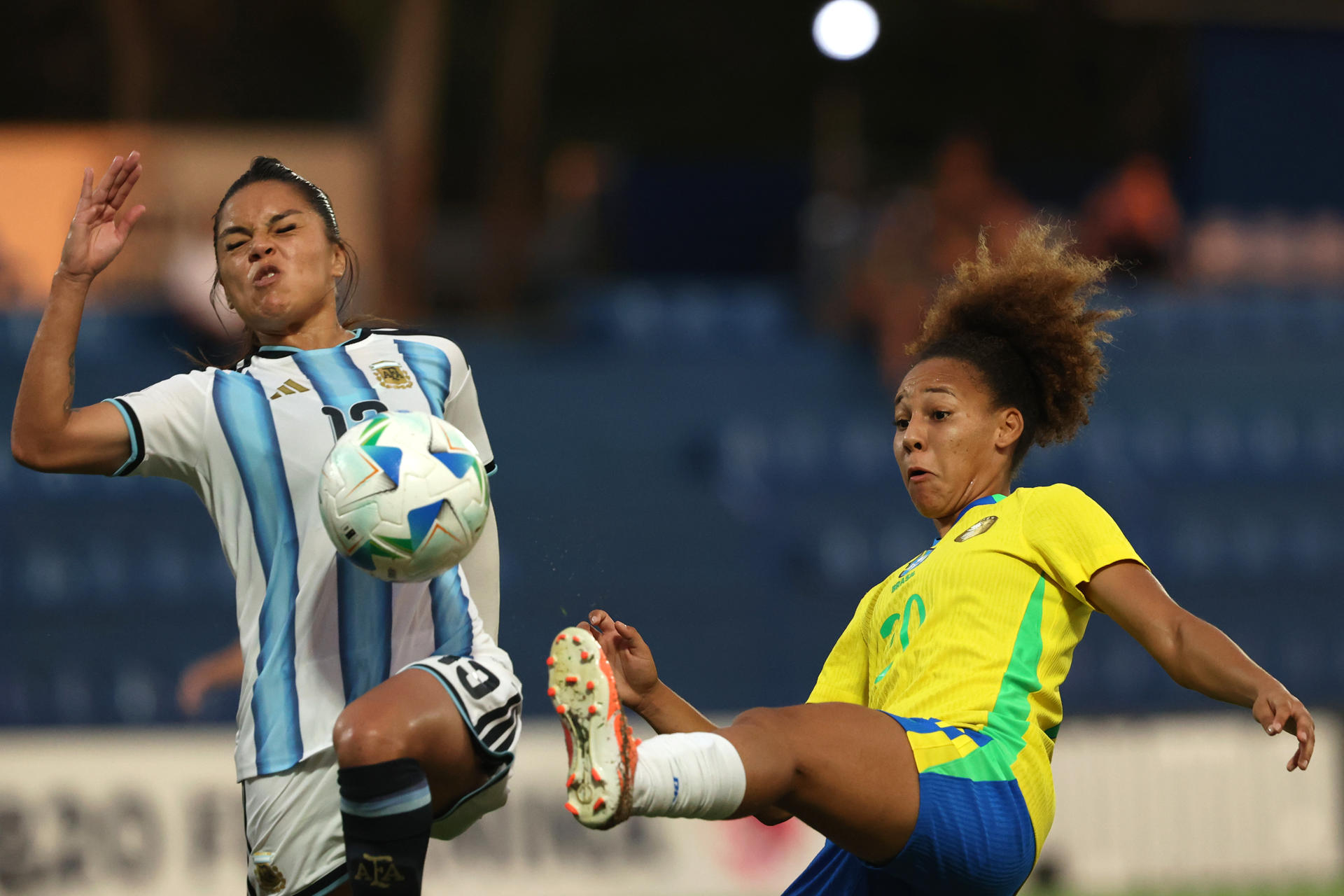 Adrielly (d), de Brasil, disputa un balón con Luzmila Ramírez, de Argentina, en el Sudamericano Femenino Sub-20 entre Brasil y Argentina en Paraguay. EFE/Juan Pablo Pino 