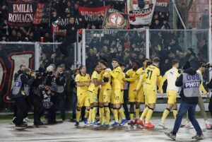 El jugador del Milan Adrien Rabiot celebra el 0-3 durante el partido de la Serie A que han jugado Bologna FC y AC Milan en el Renato Dall'Ara stadium de Bolonia, Italia. EFE/EPA/SERENA CAMPANINI