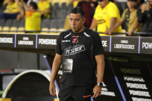 El entrenador de Barcelona, el venezolano César Farías. EFE/Jonathan Miranda