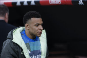 El delantero francés del Real Madrid Kylian Mbappé antes del partido de la jornada 24 de LaLiga entre el Real Madrid y la Real Sociedad, en el estadio Santiago Bernabéu. EFE/Juanjo Martín