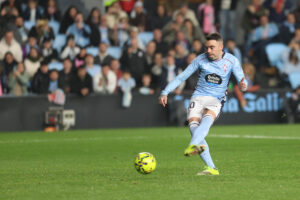 El delantero del Celta Iago Aspas marca un gol de penalti durante el partido de la jornada 25 de LaLiga EA Sports que Celta de Vigo y RCD Mallorca disputaron en el Estadio de Balaidos. EFE/ Salvador Sas