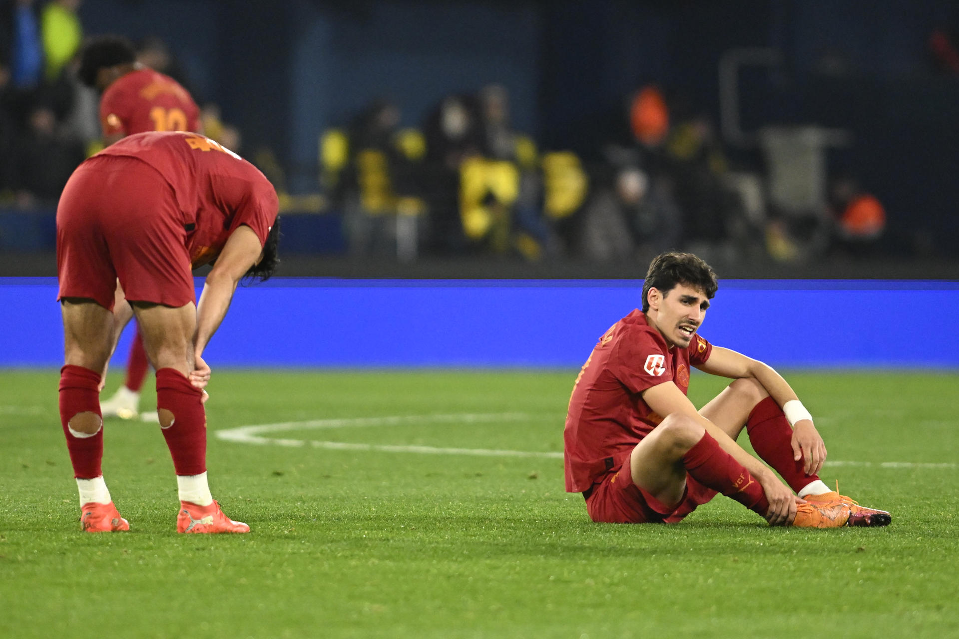 Los jugadores del Valencia a la finalización del encuentro correspondiente a la jornada 25 de Laliga EA Sports que han disputado frente al Villarreal CF este domingo en el estadio de La Cerámica de Villarreal. EFE/ Andreu Esteban
