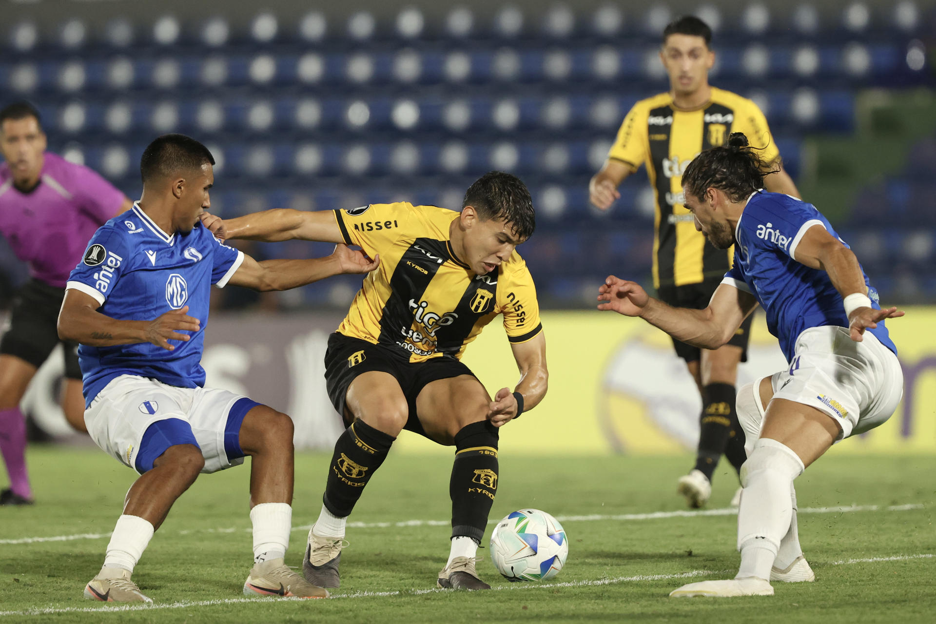 Iván Ramírez (c), de Guaraní, disputa el balón con Martín Cáceres (d) y Ramiro Miguel Peralta, de Juventud, este jueves en un partido de la segunda fase previa de la Copa Libertadores jugado en Asunción. EFE/ Juan Pablo Pino