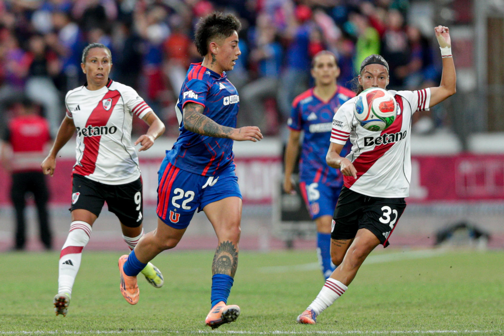 Las jugadoras de la U vencen a las de River en amistoso