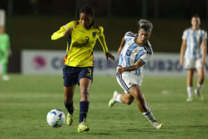 Kishi Núñez (d), de Argentina, disputa el balón con Maite Zambrano de Ecuador, en un partido del Sudamericano Femenino Sub-20 entre Argentina y Ecuador en el Centro de Alto Rendimiento de Fútbol Femenino, en Ypané (Paraguay). EFE/Juan Pablo Pino