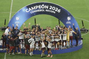 Jugadores de Lanús celebran este jueves al ganar la Recopa Sudamericana ante Flamengo en el estadio Maracaná, en Rio de Janeiro (Brasil). EFE/ Antonio Lacerda