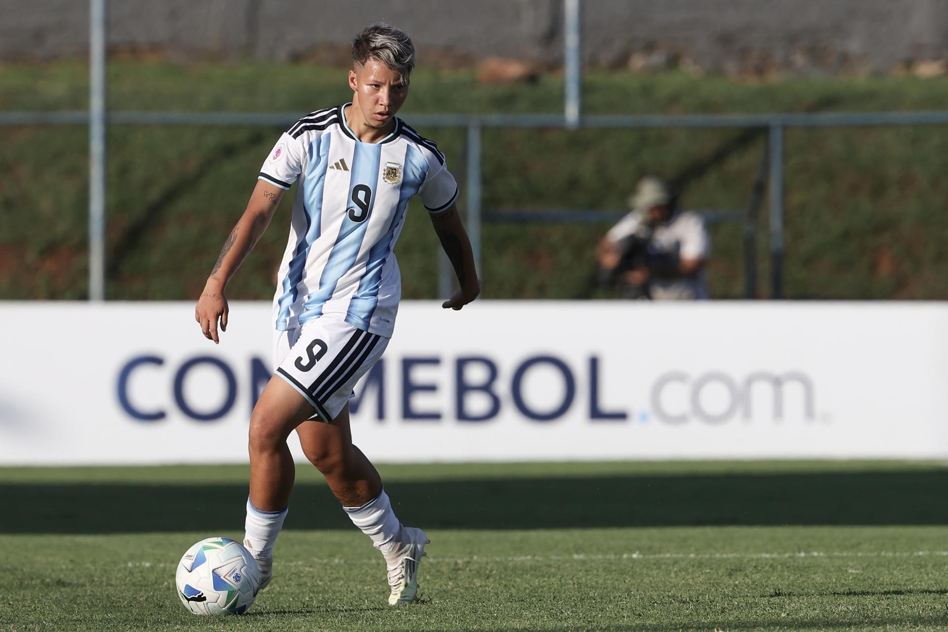 La argentina Kishi Núñez anotó dos goles ante Bolivia en el Sudamericano Femenino Sub-20, en Asunción (Paraguay). EFE/Juan Pablo Pino 