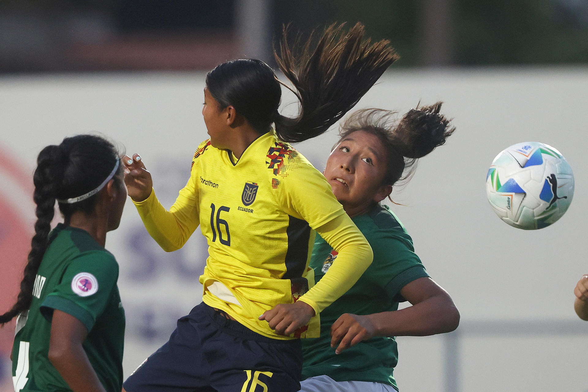 Xiomara Alcivar (c), de Ecuador, disputa un balón con Issela Wara Plata (d-atrás) este lunes en un partido del Sudamericano Femenino Sub-20 ante Bolivia en el estadio Emiliano Ghezzi en Asunción (Paraguay). EFE/ Juan Pablo Pino 
