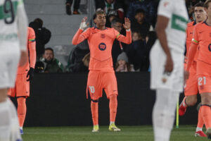 El delantero del FC Barcelona Lamine Yamal celebra tras marcar el 1-0 durante el encuentro correspondiente a la jornada 22 de la Liga EA Sports que disputaron Elche y FC Barcelona en el estadio Martínez Valero, en la localidad alicantina. EFE/ Manuel Bruque