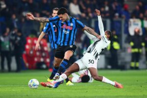 Gianluca Scamacca (i), del Atalanta, y Jonathan Christian David (d), del Juventus, en acción durante el partido de Copa de Italia disputado este jueves en Bérgamo. EFE/MICHELE MARAVIGLIA
