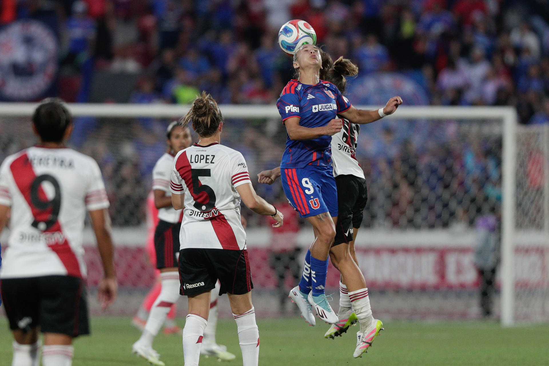 Franchesca Caniguán (c-adelante), de Universidad de Chile supera en el salto a las defensoras de River Plate durante un partido amistoso jugado este sábado en el Estadio Nacional de Santiago. EFE/ Ailen Díaz 