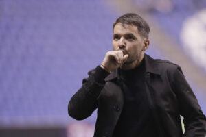 El entrenador de Cruz Azul Nicolás Larcamón reacciona durante un partido del torneo Clausura 2026 de la Liga MX entre Cruz Azul y Puebla en el estadio Cuauhtémoc en Puebla (México). Imagen de archivo. EFE/ Hilda Ríos