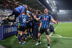 Los jugadores del Atalanta celebran el 4-1 durante el partido de la fase de acceso a octavos de la ing the UEFA Champions League que han jugado Atalanta BC y Borussia Dortmund en el Bergamo Stadium en Bérgamo, Italia. EFE/EPA/MICHELE MARAVIGLIA