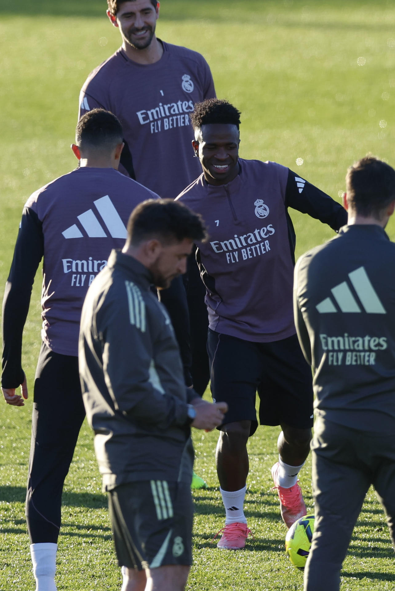 El delantero del Real Madrid Vinícius Jr (c) participa en una sesión de entrenamiento del conjunto en Madrid, en la víspera de su encuentro de LaLiga ante el CA Osasuna. EFE/Mariscal
