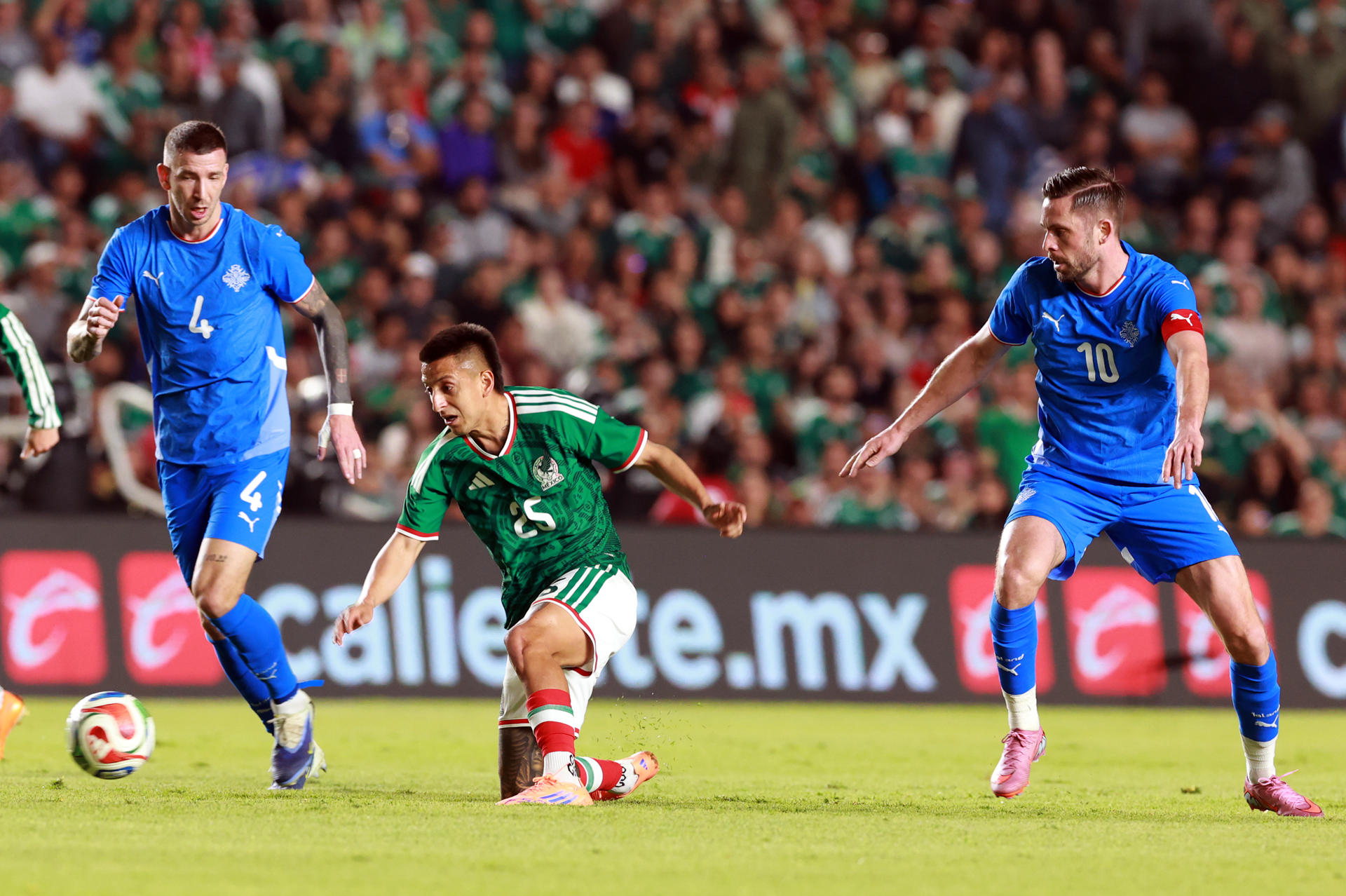 Roberto Alvarado (c) de México disputa un balón con Damir Muminovic (i) y Gylfi Siqurdsson de Islandia este miércoles, en un partido amistoso entre las selecciones de México y Islandia en el estadio La Corregidora en Querétaro (México). EFE/ Alex Cruz