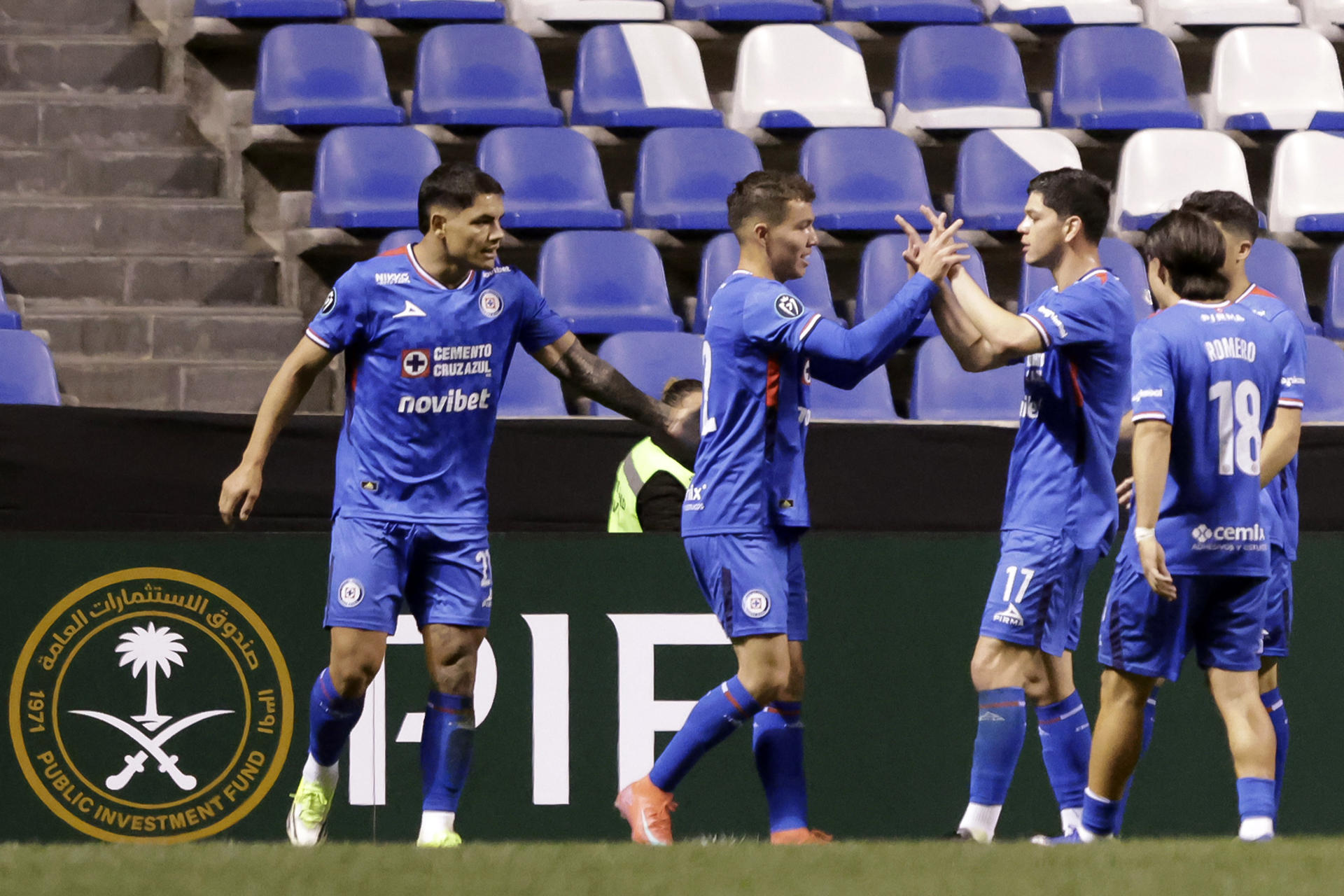 Cruz Azul con triplete del argentino Romero golea a Vancouver FC