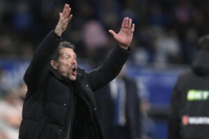 El entrenador del Atlético de Madrid, Diego Simeone, durante el partido de LaLiga de fútbol que Real Oviedo y Atlético de Madrid disputaron en el estadio Carlos Tartiere. EFE/Eloy Alonso