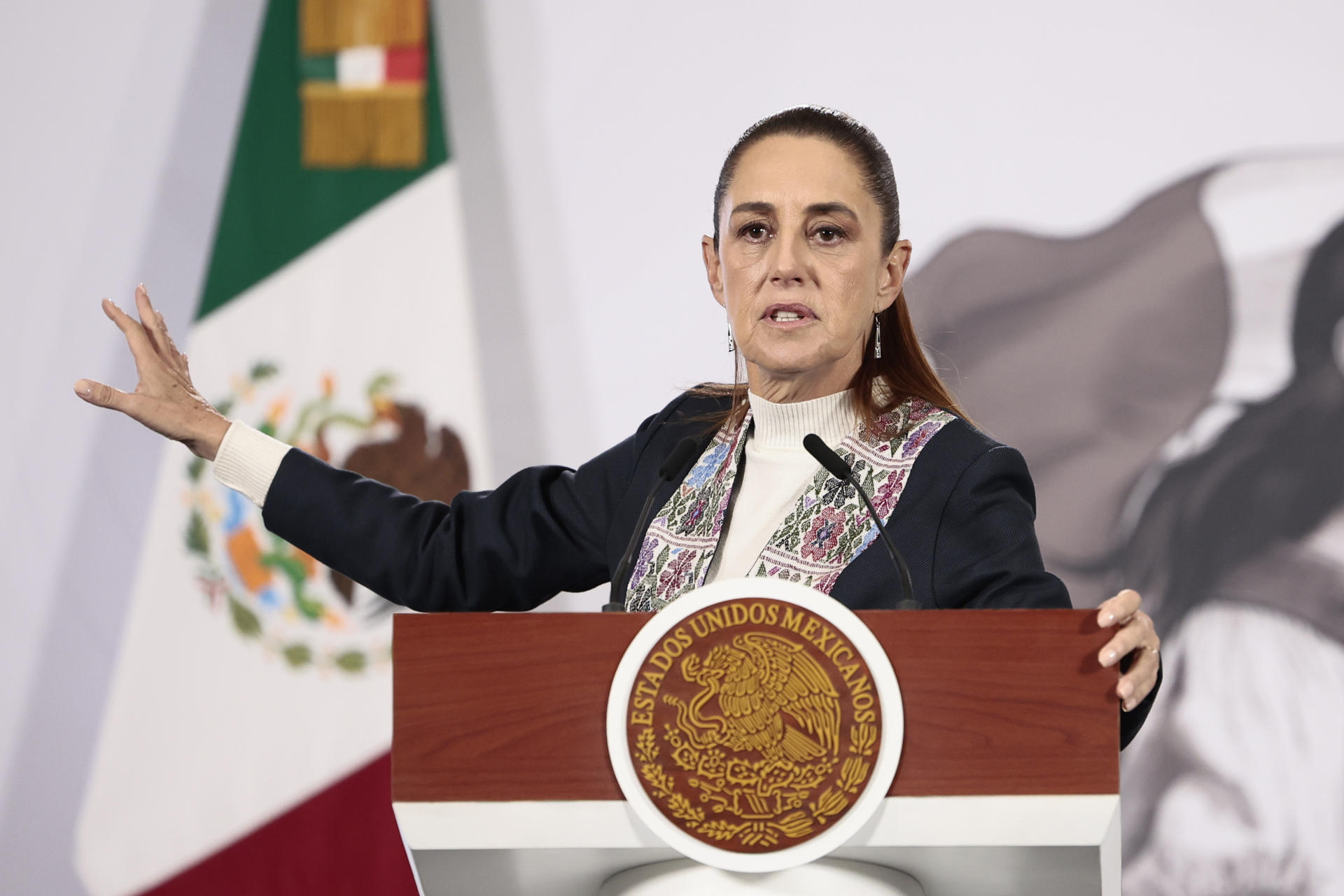 La presidenta de México, Claudia Sheinbaum, habla durante una rueda de prensa este miércoles, en Palacio Nacional de Ciudad de México (México). EFE/José Méndez