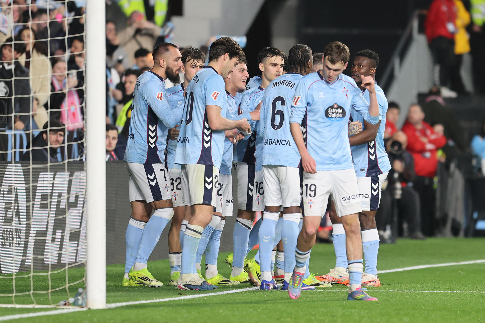Los jugadores del Celta celebran un gol durante el partido de la jornada 25 de LaLiga EA Sports que Celta de Vigo y RCD Mallorca disputaron en el Estadio de Balaidos. EFE/ Salvador Sas
