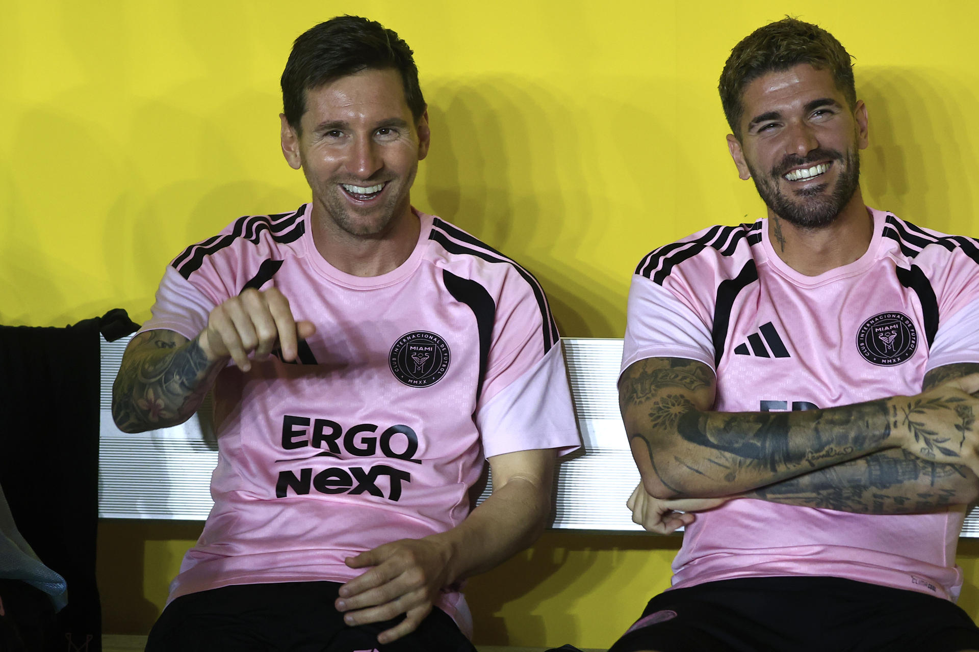 Lionel Messi (i) y Rodrigo De Paul sonríen este jueves desde el banco de suplentes durante el partido amistoso entre el Inter Miami y el Independiente del Valle ecuatoriano, jugado en Bayamón (Puerto Rico). EFE/ Thais Llorca
