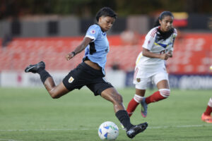 Ilana Guedes, de Uruguay, patea el balón en un partido del Sudamericano Femenino Sub-20 entre Uruguay y Venezuela en el estadio Emiliano Ghezzi, en Asunción (Paraguay). EFE/Juan Pablo Pino