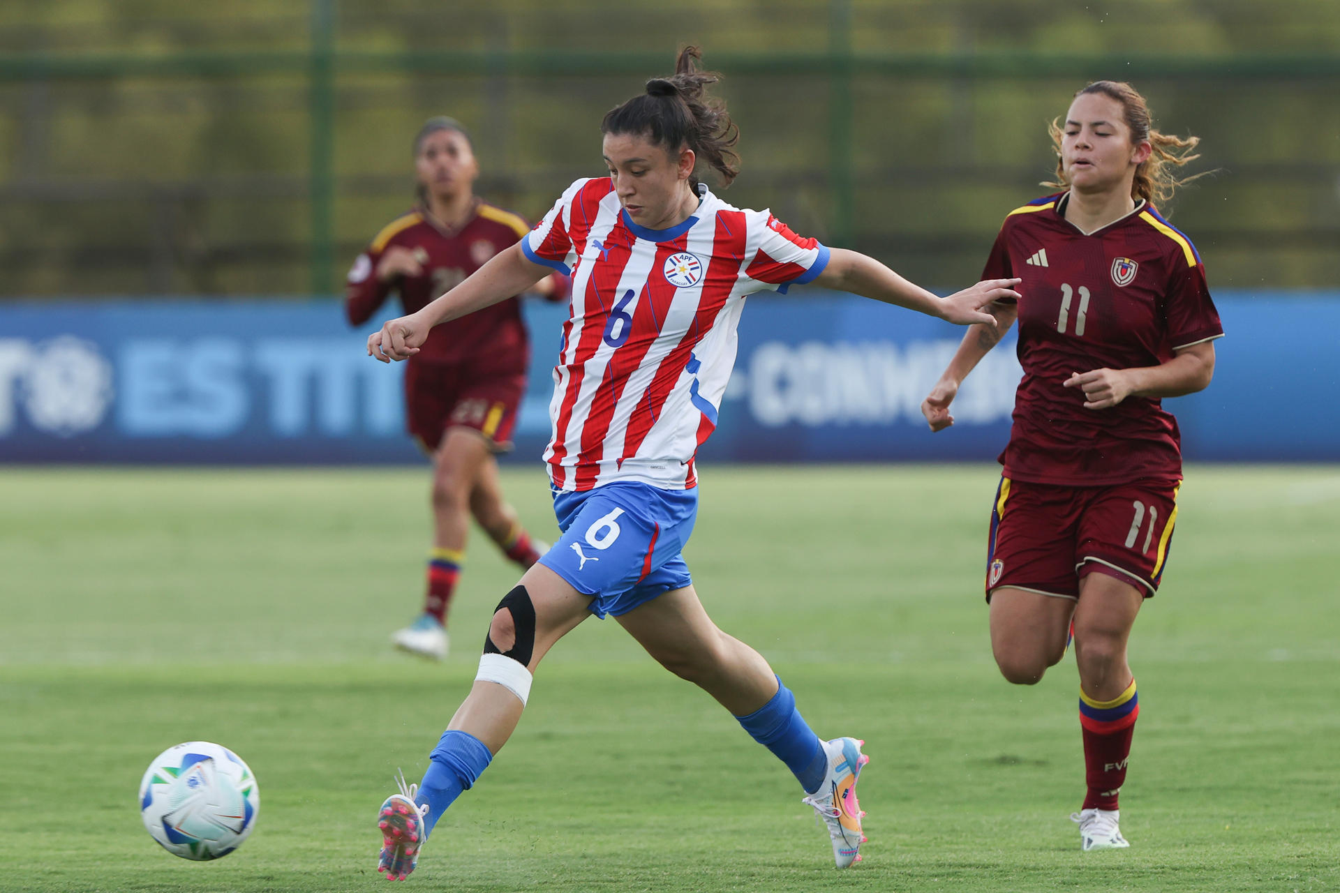 Susanna Calvetti (d), de Venezuela, disputa el balón con Nayeli Torres, de Paraguay, en un partido del Sudamericano Femenino Sub-20 entre Venezuela y Paraguay en el Centro de Alto Rendimiento de Fútbol Femenino, en Ypané (Paraguay). EFE/Juan Pablo Pino 