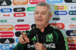 El seleccionador de México, Javier Aguirre, habla en una rueda de prensa. Imagen de archivo. EFE/ Juan Carlos Torrejón