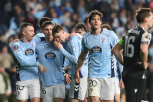 Los jugadores del Celta tras conseguir el 1-0 gol del equipo vigués durante el encuentro de vuelta de los playoff de la Liga Europa que Celta de Vigo y Paok FC han disputado este jueves en el estadio de Balaídos, en Vigo. EFE / Salvador Sas.