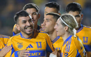 Angel Correa (i) de Tigres celebra un gol con sus compañeros. Imagen de archivo. EFE/Miguel Sierra.