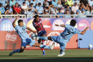 Luis Pavez (i) y Martín Sarrafiore (d), de O'Higgins, disputan el balón con Ademir da Silva Santos, de Bahía, en partido de la segunda fase de la Copa Libertadores en Rancagua (Chile). EFE/Elvis González