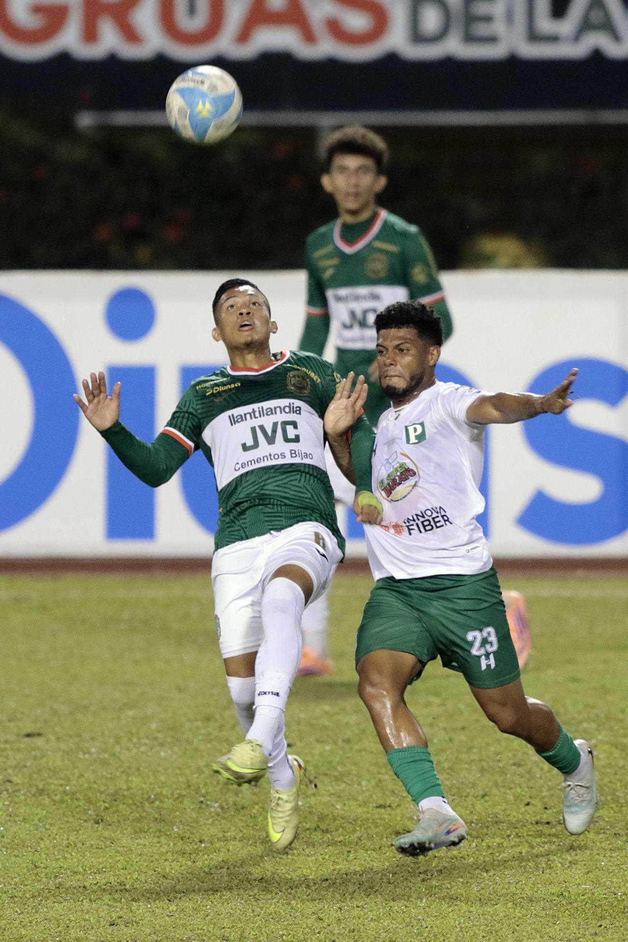 Tomás Sorto (i), de Marathón, disputa el balón con Manuel Salinas, de Platense, en un partido de la Liga de Honduras entre Marathón y Platense, en el estadio Olímpico en San Pedro Sula (Honduras). EFE/ José Valle 