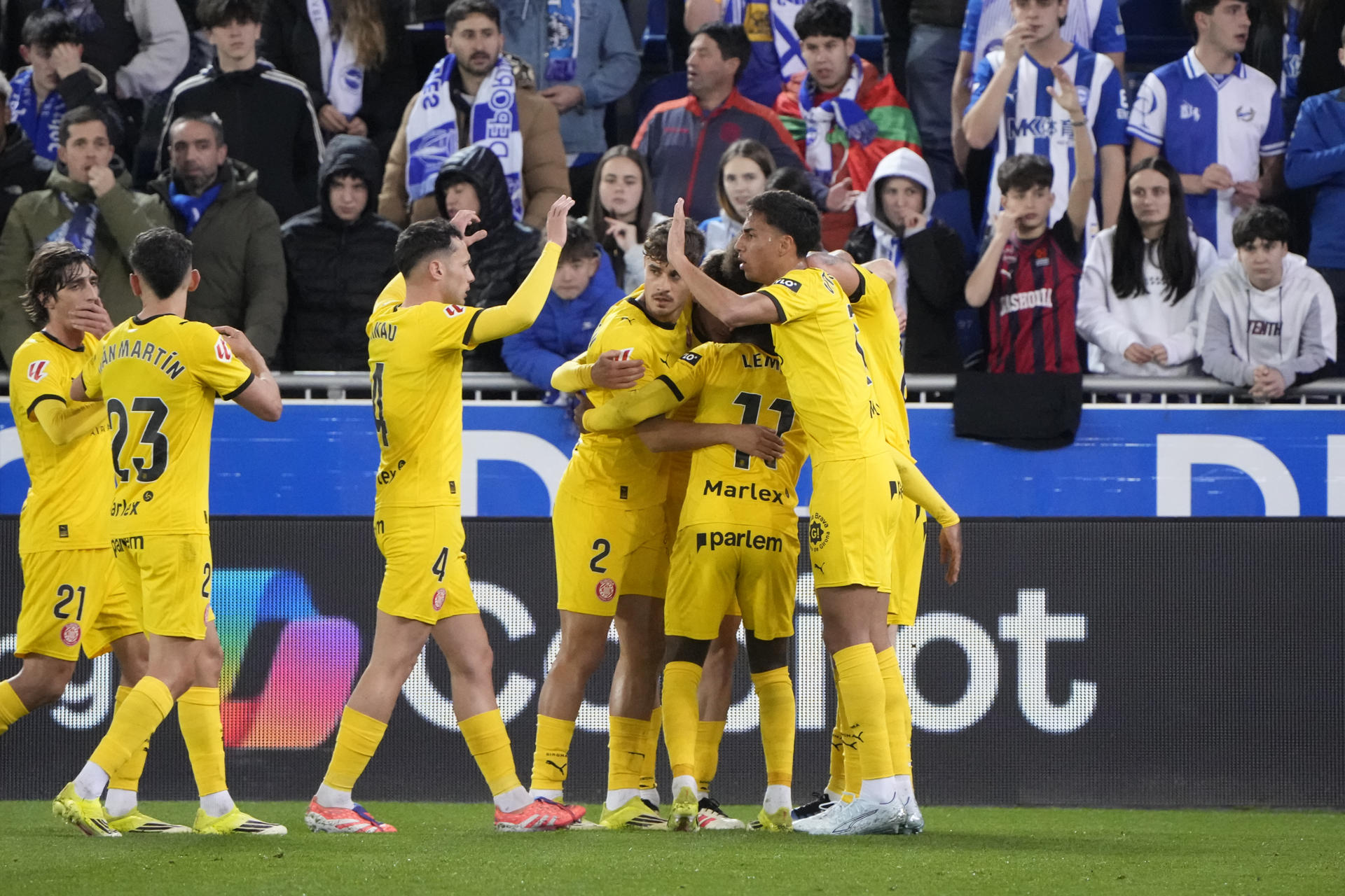 Los jugadores del Girona celebran el primer gol de su equipo durante el encuentro correspondiente a la jornada 25 de Laliga EA Sports que Alavés y Girona disputan en el estadio de Mendizorroza, en Vitoria. EFE / ADRIAN RUIZ HIERRO.
