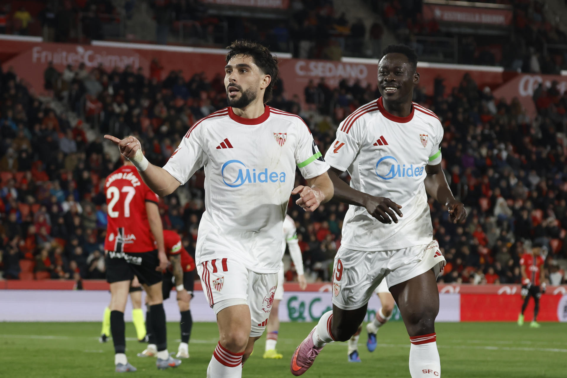 El delantero francés del Sevilla, Neal Maupay, celebra el primer gol del equipo andaluz durante el encuentro correspondiente a la jornada 22 de Laliga EA Sports que disputan hoy lunes Mallorca y Sevilla en el estadio de Son Moix, en la capital balear. EFE/CATI CLADERA. 