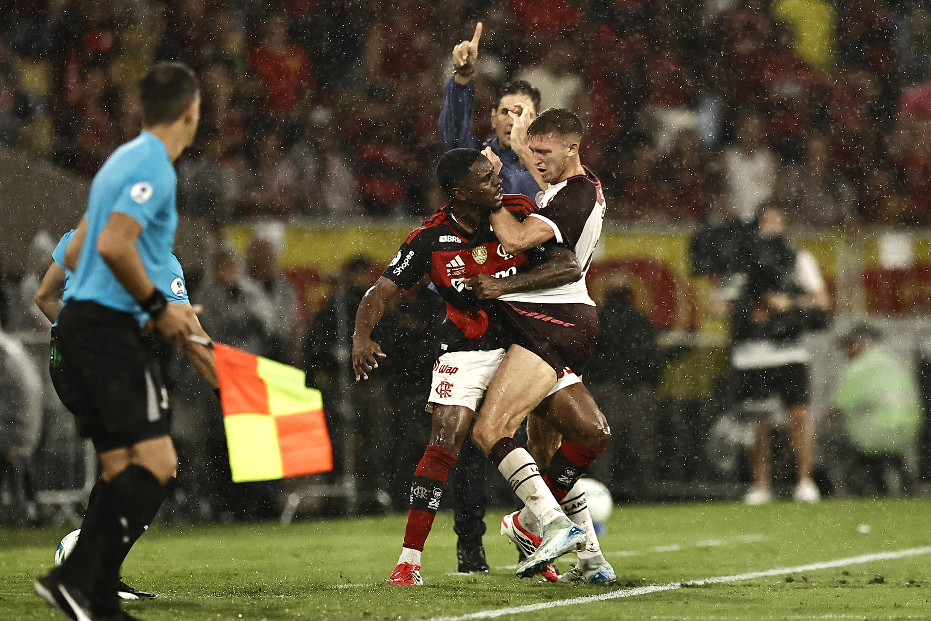 Evertton Araújo (c-i), de Flamengo, disputa el balón con Rodrigo Castillo (c-d), de Lanús, este jueves en el partido de vuelta por la final de la Recopa Sudamericana entre Flamengo y Lanús, en el estadio Maracaná. (Brasil). EFE/ Andre Coelho
