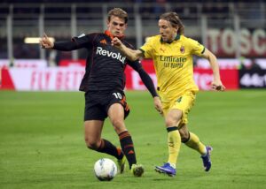 El jugador del Como Nico Paz (L) junto a Luka Modricdurante el partido de la Serie A que han jugado AC Milan y Como,en Milan, Italia. EFE/EPA/MATTEO BAZZI