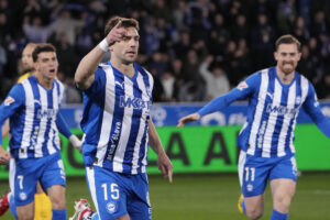 El delantero del Alavés Lucas Boyé celebra un gol durante el encuentro correspondiente a la jornada 25 de LaLiga EA Sports que disputan Alavés y Girona en el estadio de Mendizorroza, este lunes en Vitoria. EFE/ Adrián Ruiz Hierro