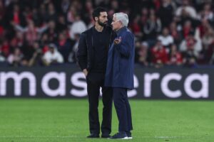 El entrenador del Benfica, Jose Mourinho, dialoga con el entrenador del Real Madrid, Alvaro Arbeloa (I) durante el partido de ida de la eliminatoria previa de la Liga de Campeones entre el Benfica y el Real Madrid en Lisboa, Portugal. EFE/EPA/MIGUEL A. LOPES
//////////
Lisbon (Portugal), 17/02/2026.- Benfica head coach Jose Mourinho greets Real Madrid head coach Alvaro Arbeloa (L) during their UEFA Champions League play-off 1st leg match between Benfica and Real Madrid in Lisbon, Portugal, 17 February 2026. (Liga de Campeones, Lisboa) EFE/EPA/MIGUEL A. LOPES