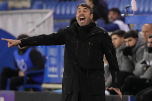 Fotografía de Adrián Ruiz Hierro, en la que puede verse en una imagen de archivo del 14 de enero pasado al entrenador del Alavés, Eduardo Coudet. EFE