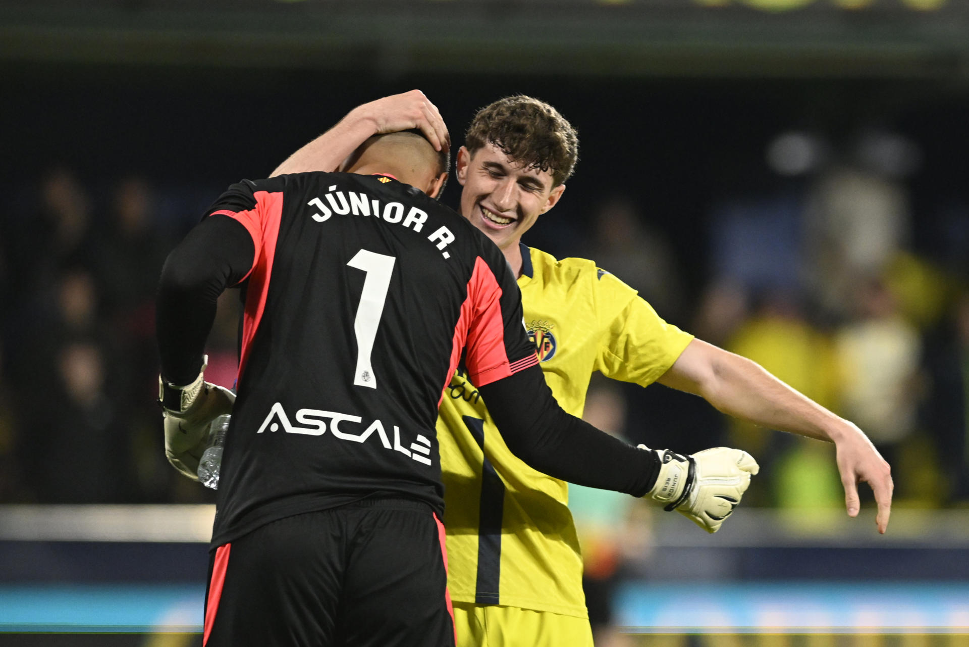 Los jugadores del Villarreal Pau Navarro y el brasileño Luiz Lucio celebran la victoria de su equipo a la finalización del encuentro correspondiente a la jornada 25 de Laliga EA Sports que han disputado Villarreal CF y Valencia CF este domingo en el estadio de La Cerámica de Villarreal. EFE/ Andreu Esteban
