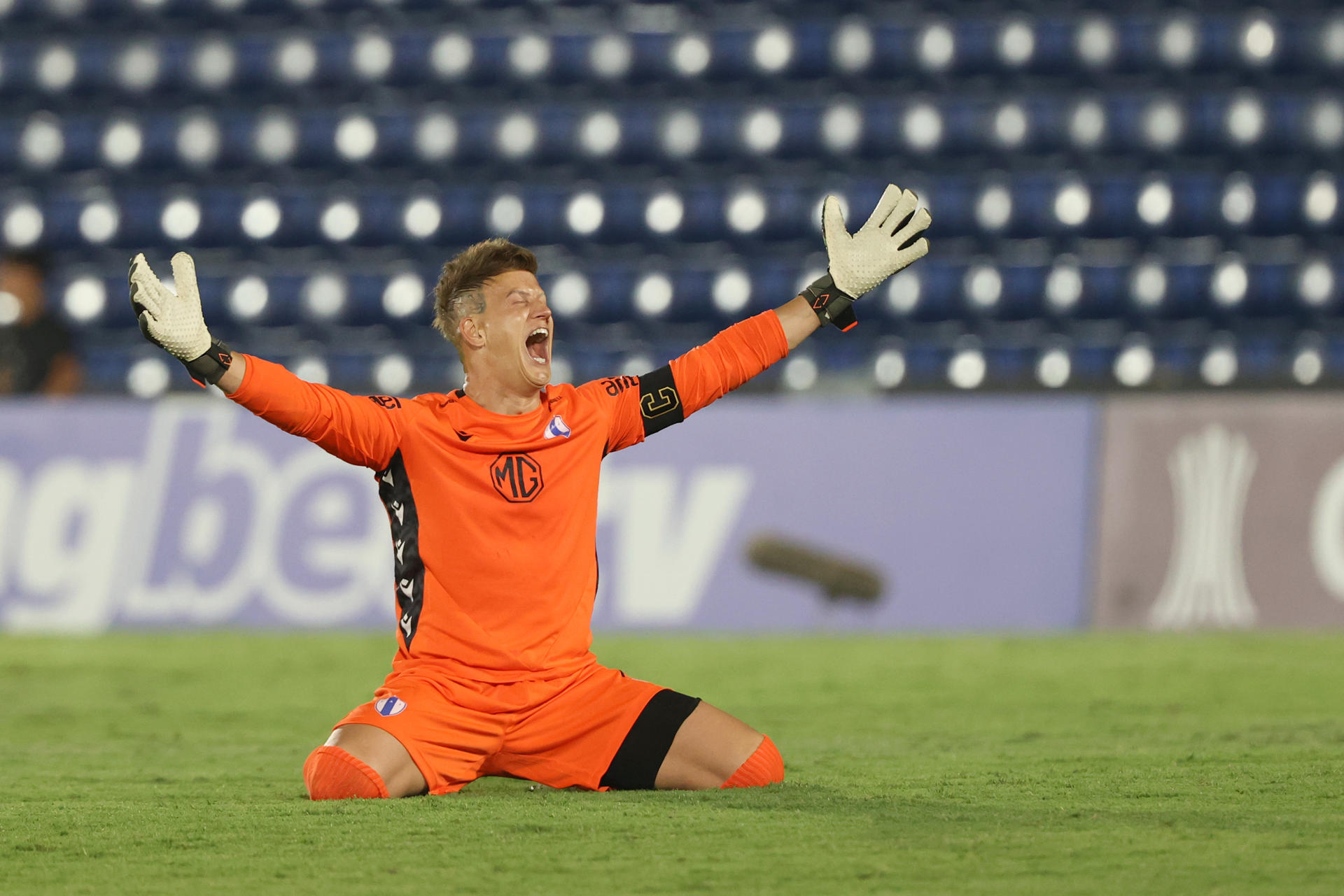 Sebastián Sosa, portero de Juventud, celebra el triunfo por 1-2 de su equipo ante Guaraní en Asunción que le dio el boleto a la tercera fase previa de la Copa Libertadores. EFE/ Juan Pablo Pino