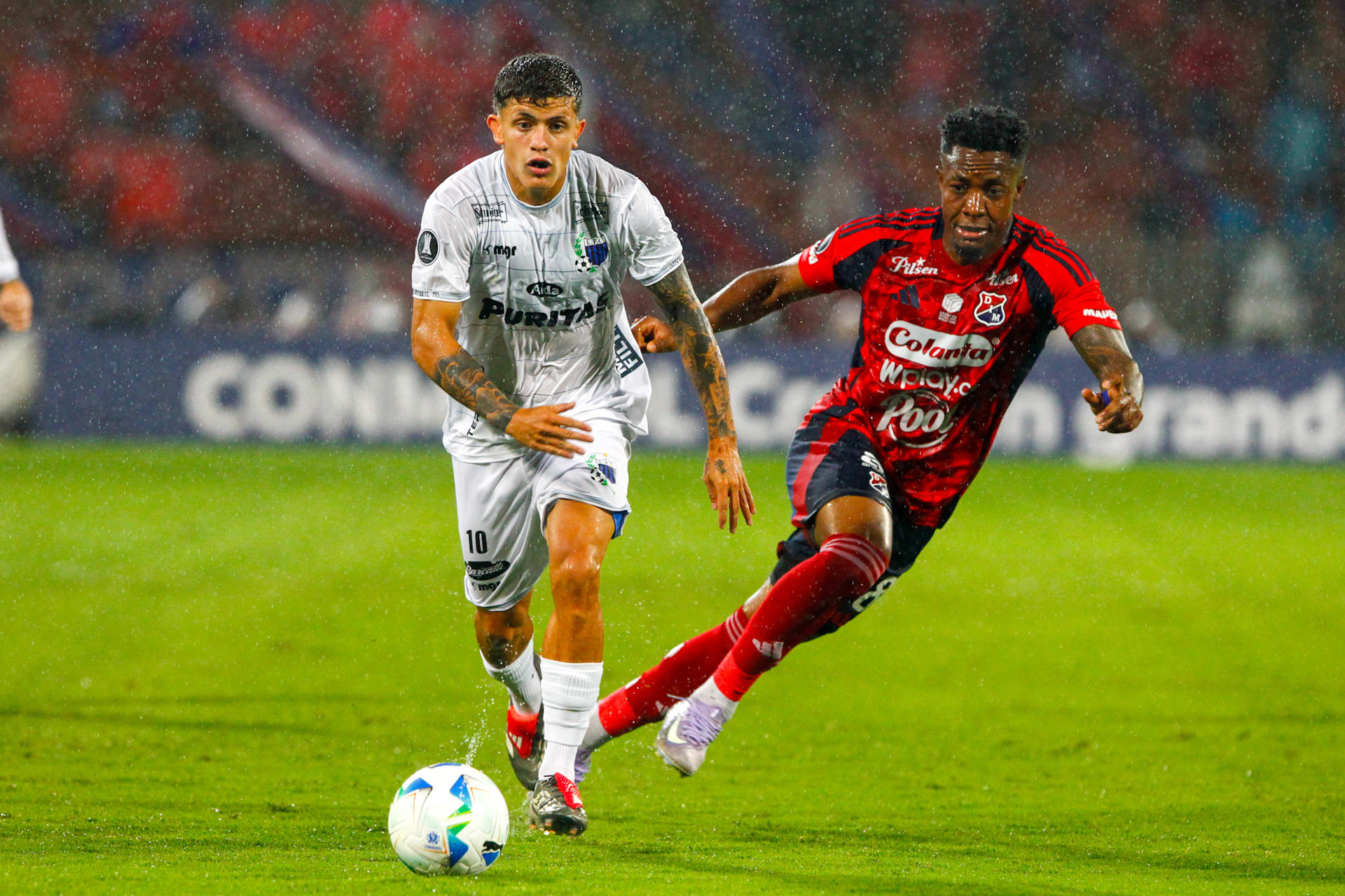 Alexis Serna (d), del Medellín, disputa un balón con Ramiro Degregorio, del Liverpool, este martes en el partido de vuelta de la segunda fase previa de la Copa Libertadores en el estadio Atanasio Girardot. EFE/ Str
