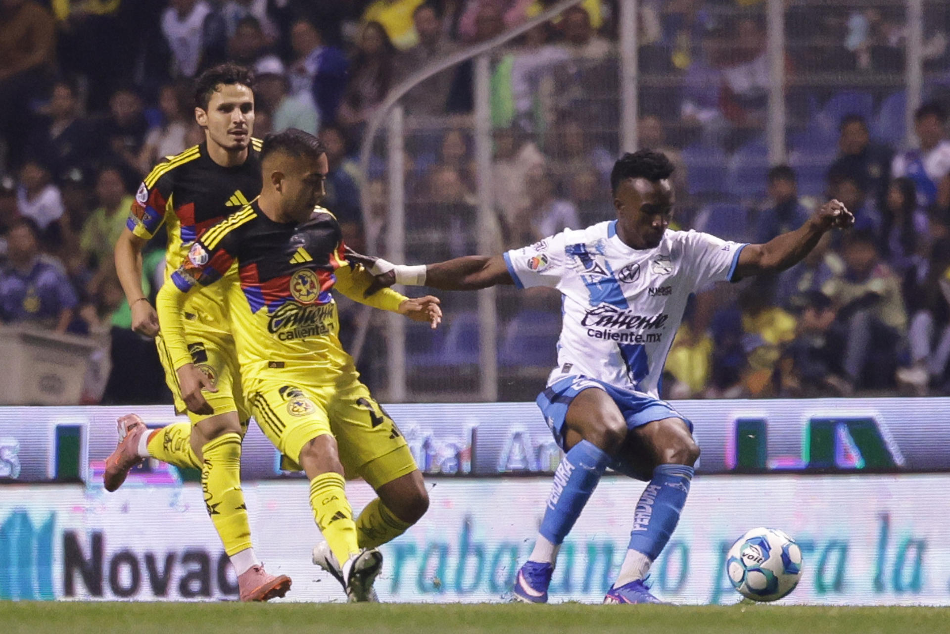 Kevin Velasco (d), de Puebla, disputa el balón con Erick Sánchez, de América, este viernes en un partido de la Liga MX en el Estadio Cuauhtémoc. EFE/ Hilda Ríos